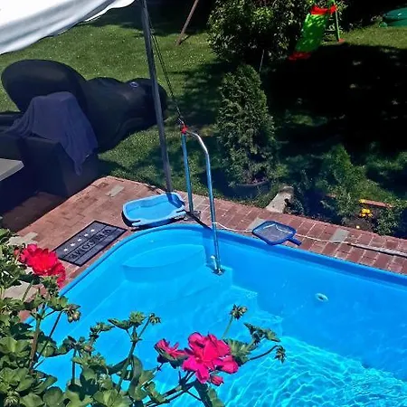 Chalupa, 3x Apartmány, 11 Lůžek.