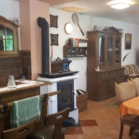 Chalupa, 3x Apartmány, 11 Lůžek. *